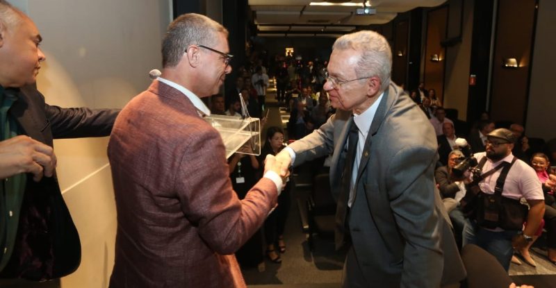 Governador empossa novo presidente do Banese, Marco Queiroz