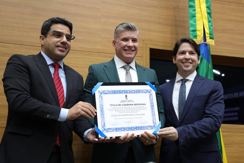 Deputado Cristiano Cavalcante recebe na Alese Título Cidadão Sergipano