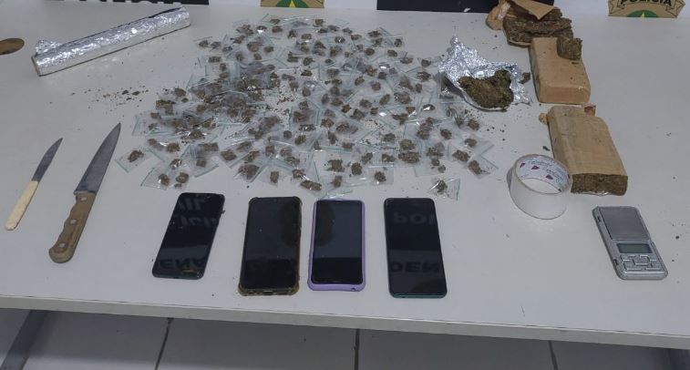 Quarteto é preso com maconha, facas, dinheiro e celulares e um adolescente é apreendido