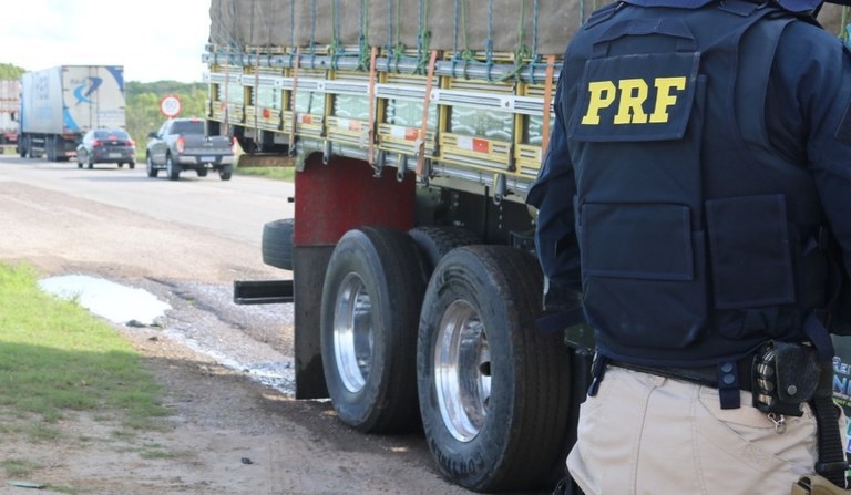 PRF apreende blocos cerâmicos transportados sem nota fiscal