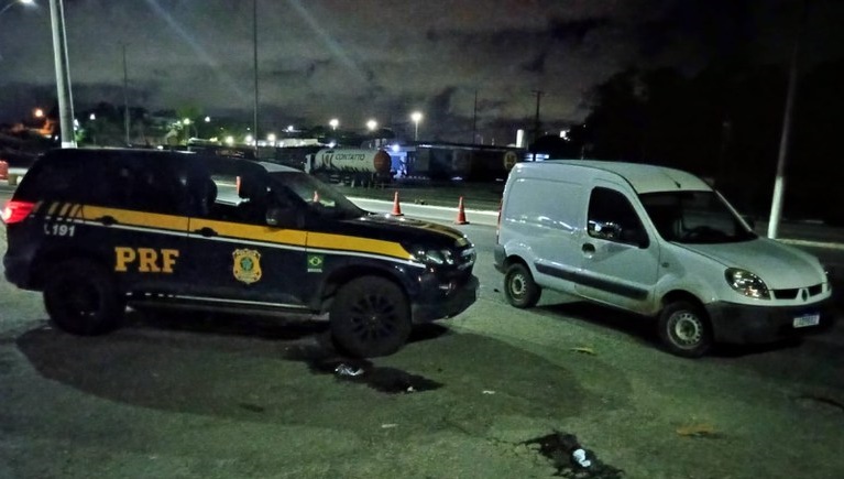 PRF recupera carro roubado e apreende dois revólveres