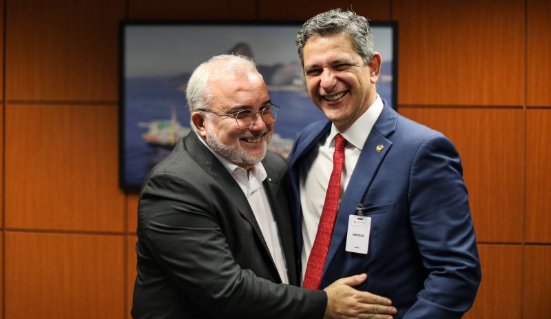 Rogério Carvalho articula chegada de duas plataformas da Petrobras em Sergipe