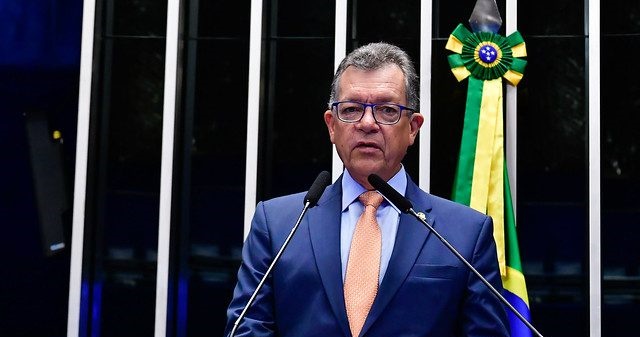 A contratação de dois navios-plataforma para exploração de gás foi um grande passo, disse Laércio