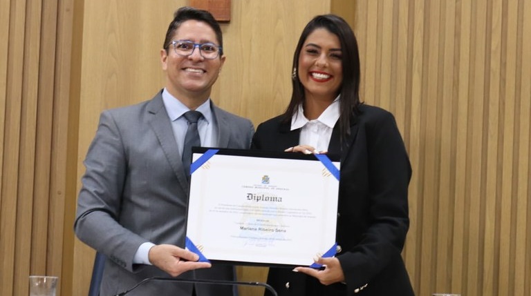 Ricardo Marques entrega título de Cidadania Aracajuana a Mariana Sena