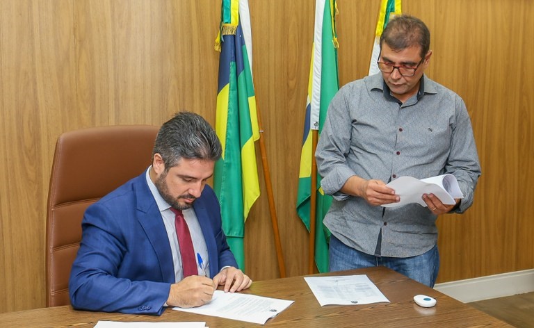 Presidente da CMA assina edital de convocação de 15 novos servidores