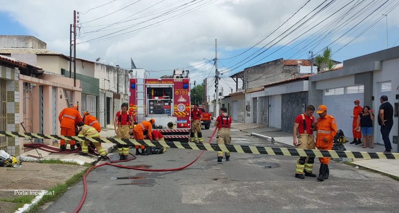 Casa pega fogo no Santa Lúcia em Aracaju