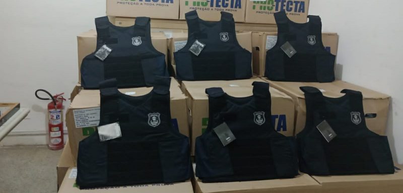Sejuc realiza entrega de novos coletes balísticos para policiais penais