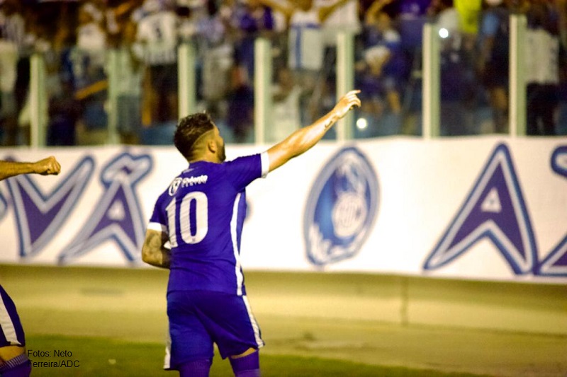 Confiança vence o Altos do Piuí pelo Campeonato Brasileiro da Série C.