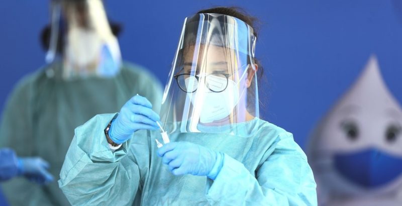 Covid-19 não acabou e vacinação segue fundamental, alerta ministra