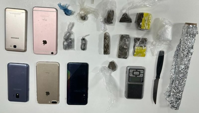 Mulher que recebia visitantes de presídio e repassava drogas para entrega a internos é presa