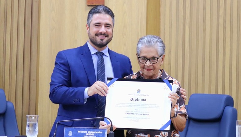 CMA entrega Título de Cidadania Aracajuana para Expedita Ferreira, filha de Lampião