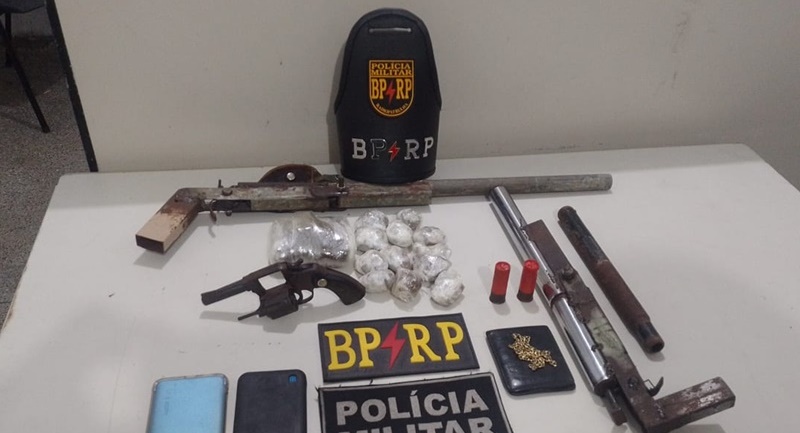 RP apreende armas e drogas no Bairro Atalaia, na Zona Sul de Aracaju