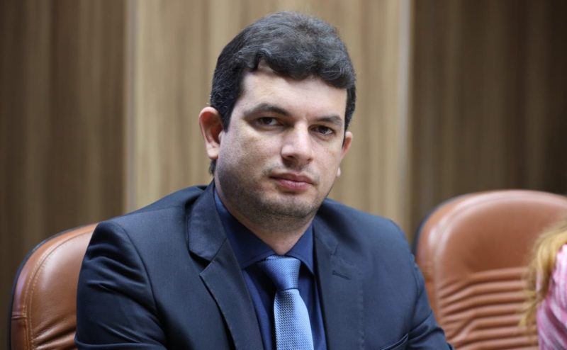 Paulo Júnior cobra realização de concurso e questiona déficit da previdência