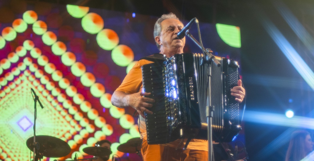 Flávio José estrela no Arraiá do Povo, em véspera de São Pedro