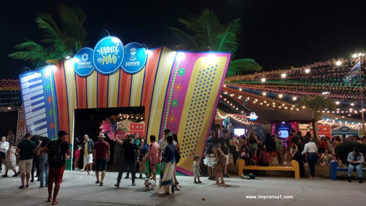 Arraiá do Povo na orla de Atalaia entra no seu quarto dia de festa