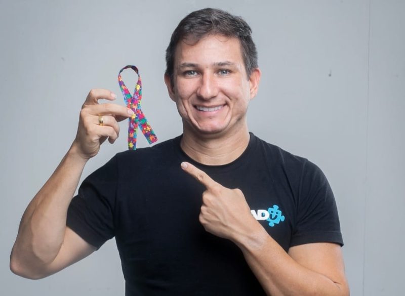 Kadu Lins faz treinamento sobre a importância da atividade física no tratamento de pessoas com TEA