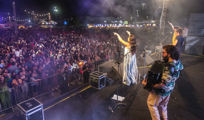 Sergipanos e turistas aproveitam feriado e lotam Arraiá do Povo