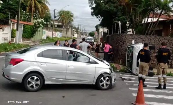 Homem fica ferido após bater seu carro em outro e capotar na zona sul de Aracaju