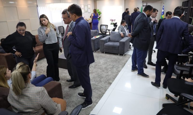 Jeferson reúne Deputados, reforça segurança, aciona PF, SSP e repudia ameaças á democracia