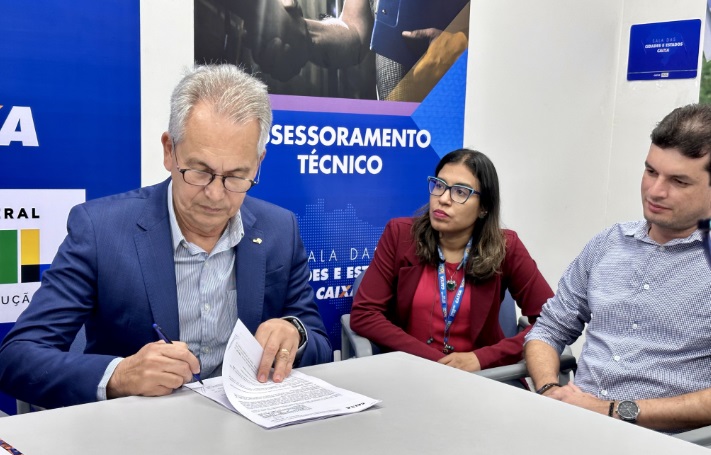 Prefeito Marcos Santana assina contrato para construção de 107 casas populares em São Cristóvão