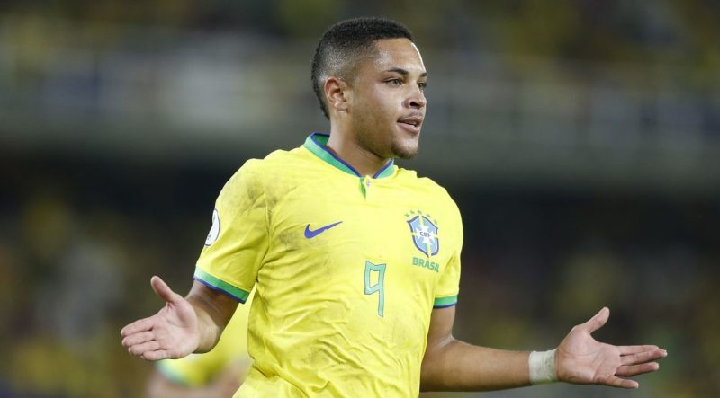 Barcelona anuncia contratação do jogador Vitor Roque