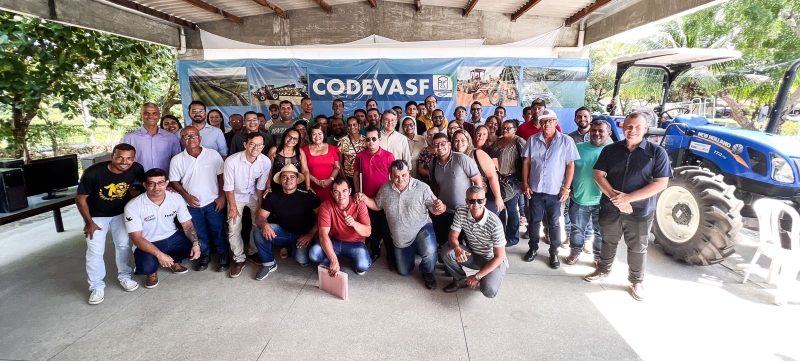 Alessandro Vieira entrega 4 milhões em máquinas e equipamentos na Codevasf
