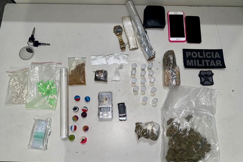Mulher é presa ao tentar repassar bolsas com drogas para motociclista no Conjunto Santa Lúcia
