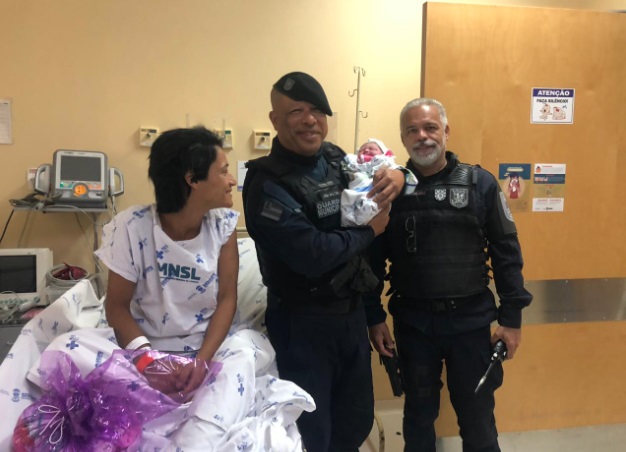 Com ajuda de guardas municipais, mulher dá à luz a uma menina em via pública