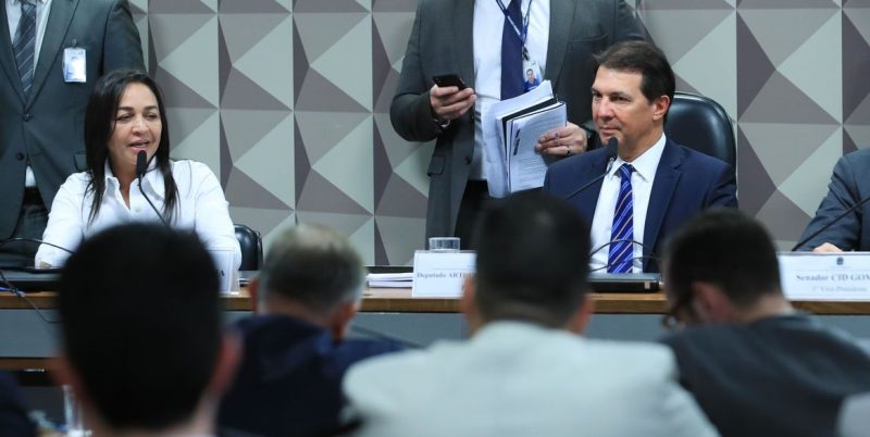 Presidente da CPMI descarta quebra de sigilo de Michele e Bolsonaro