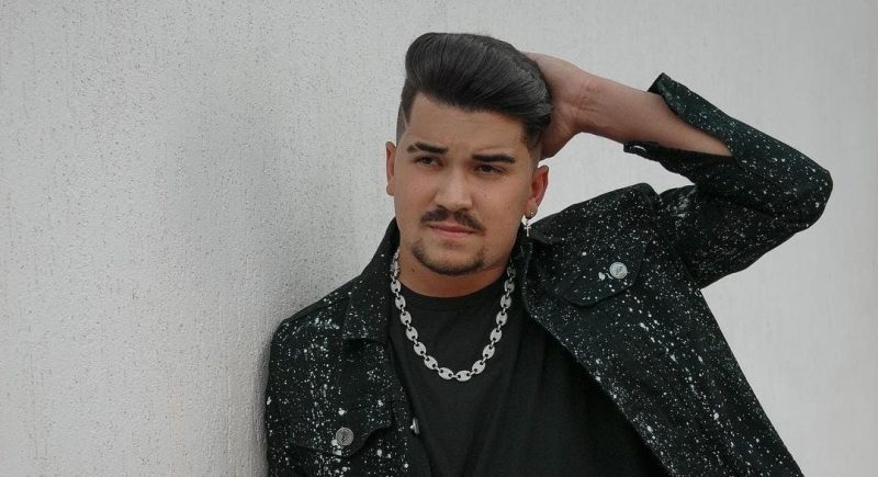 Cantor sertanejo promete agitar web com novo hit em parceria com digital influencer Super Odair