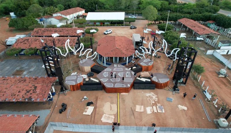 Mega estrutura é montada em Canindé para DVD de Iguinho e Lulinha