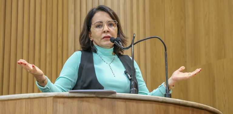 Emília questiona valores exorbitantes de diárias pagas a servidores da PMA durante viagem ao exterior