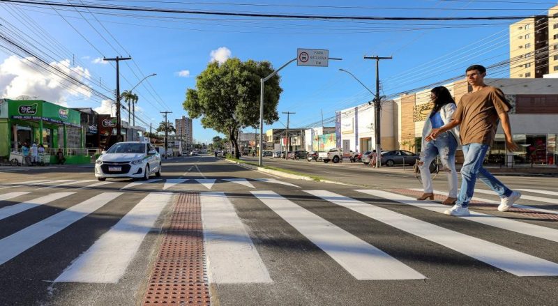 Lombofaixas nos corredores de ônibus garantem travessia mais segura para pedestres