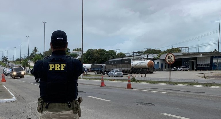 Motorista é flagrado realizando transporte irregular de passageiros na BR-235