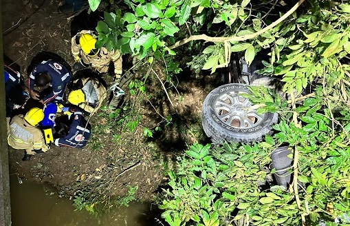 Veículo cai de ponte e fica pendurado em árvore na SE-335