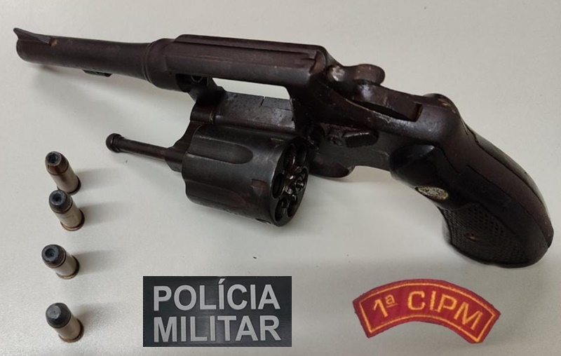 PM prende homem por violência doméstica e apreende arma de fogo