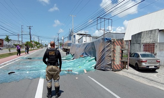 Um caminhão carregado com vidros tomba em Aracaju  após pista ceder