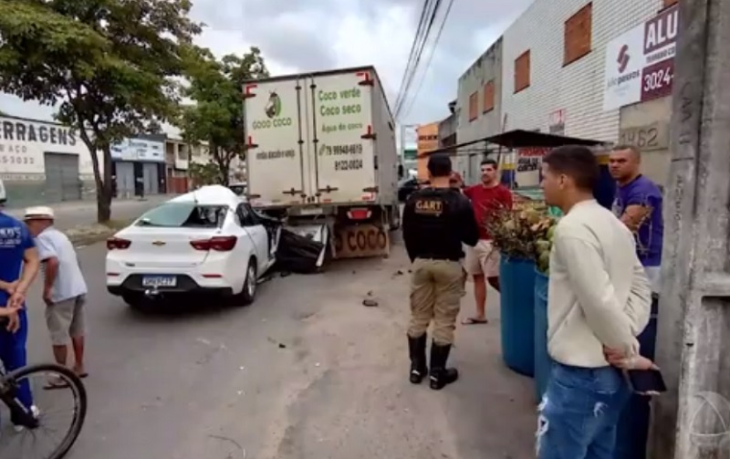 Carro bate na traseira de caminhão que estava estacionado na Maranhão