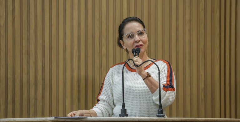 “Enquanto Fortaleza terá 100% dos ônibus elétricos, os de Aracaju são 100% sucateados”, afirma Emília