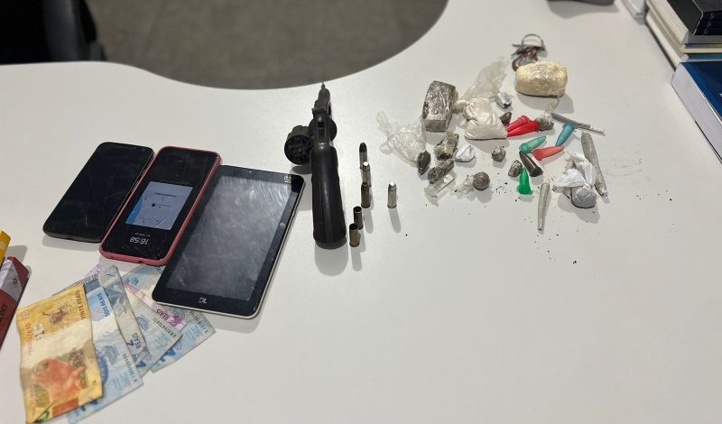 Polícia desarticula ponto de venda de drogas e traficante morre após trocar tiros com a polícia