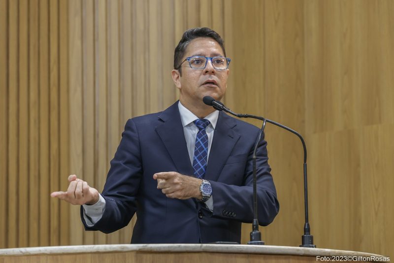 Ricardo Marques volta a questionar viagens para o exterior e quer saber o que trará de bom para a Aracaju
