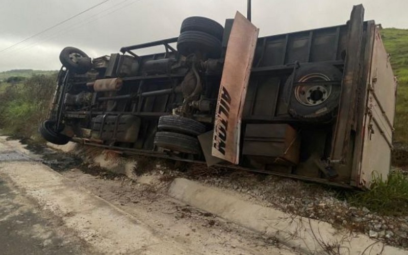 Bandidos provoca acidente após tentarem roubar carga de tecido