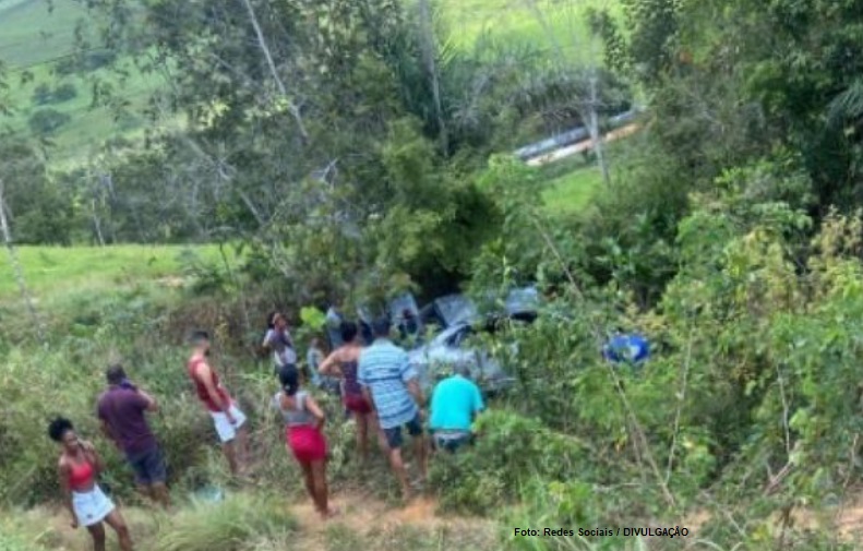 Criança morre e duas pessoas ficam feridas após carro cair em ribanceira na SE-339