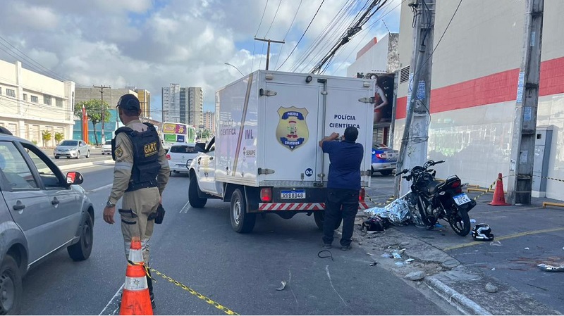 Homens morrem após moto bater de frente com poste na Av. Hermes Fontes em Aracaju