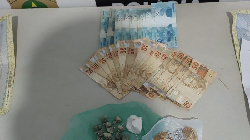 Polícia prende mulher e apreende pedras de crack e cocaína