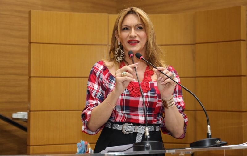 Linda Brasil critica corte nos salários de professores em Canindé