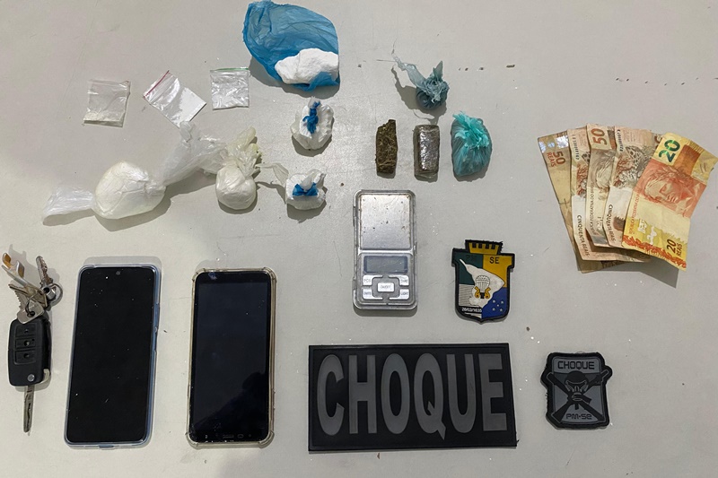 Polícia apreende drogas dentro de veículo no bairro Jabotiana