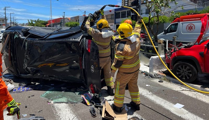 Colisão provoca capotamento deixa feridos em Aracaju