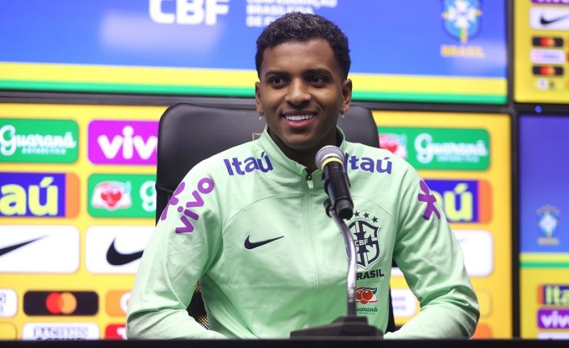 Rodrygo fala sobre início do trabalho de Fernando Diniz à frente da Seleção