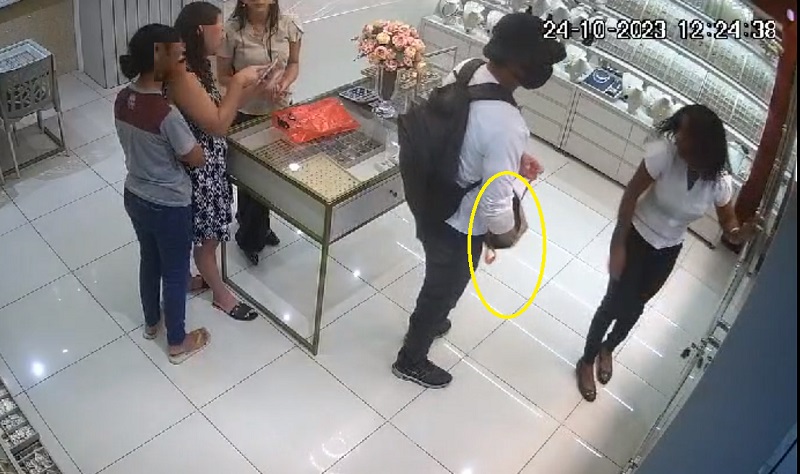 Bandido invade joalheria de shopping em Socorro e realiza assalto de mais de R$ 10 Mil Reais -VÍDEO